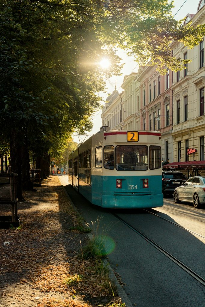 a-trolley-on-a-street-b0u4ypj-7zy